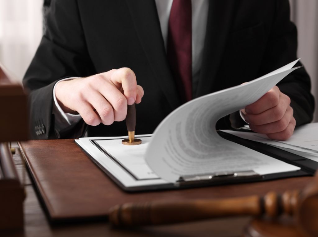 Descubra os principais pontos da legislação sobre imóveis comerciais e saiba como as leis impactam na compra, venda ou locação desses espaços.