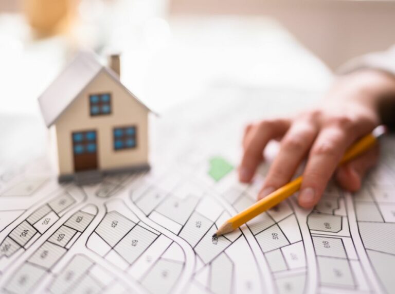 Como a escolha do terreno pode influenciar na construção do imóvel?