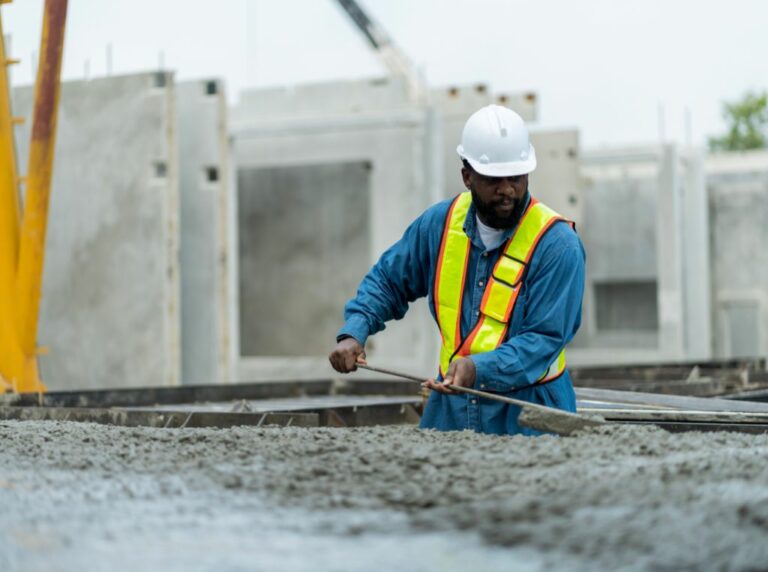 Construir galpão pré-moldado: entenda os custos e tudo que envolve essa obra com a Tátil