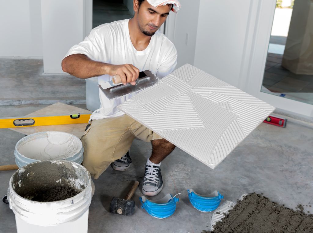 Por mais que você saiba como escolher porcelanato com base em estilo, resistência e tendências, o sucesso final do projeto depende diretamente de uma instalação profissional e orientação técnica qualificada.