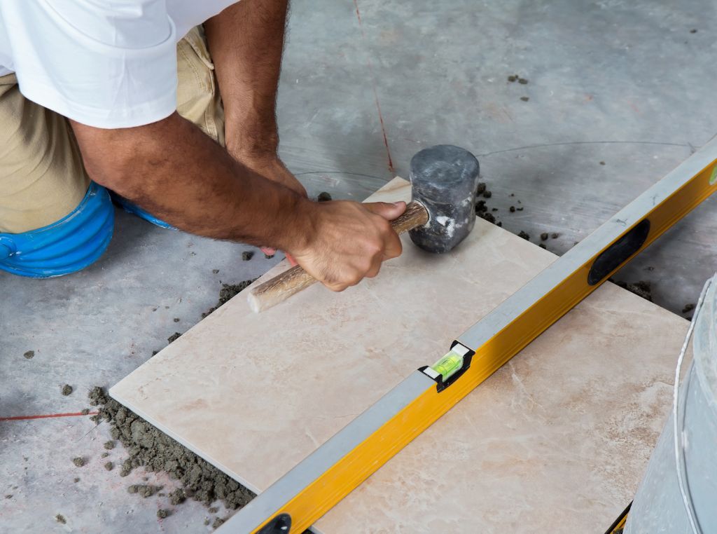 Um piso de alto tráfego é aquele projetado para suportar grande circulação de pessoas e, em alguns casos, até equipamentos e mobiliário pesado, sem perder sua resistência ou aparência.