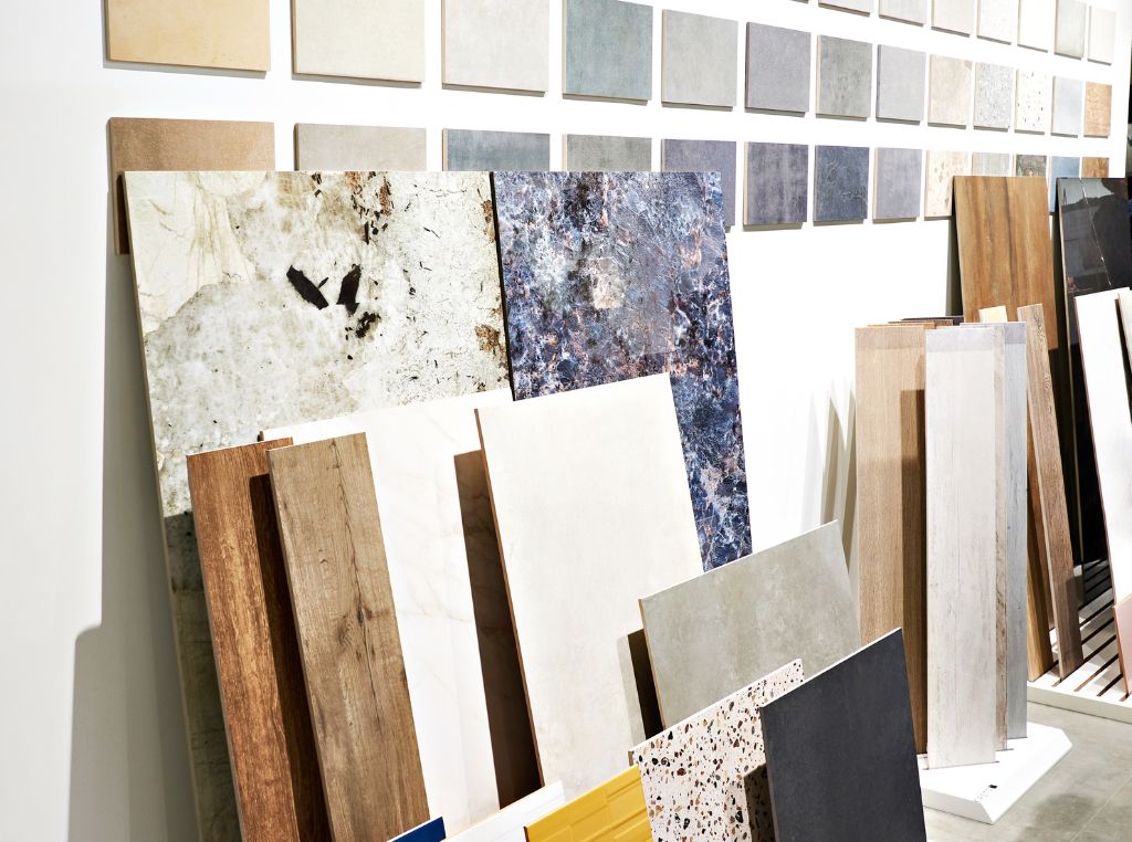 Antes de escolher o porcelanato alto padrão ideal para seu projeto, é importante conhecer os principais tipos disponíveis no mercado e entender as características e aplicações mais recomendadas de cada um.