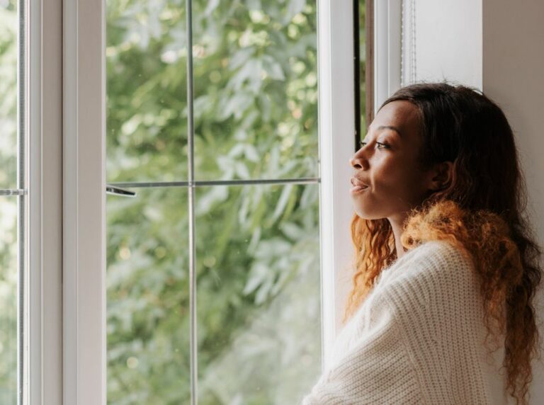 Isolamento acústico: veja as melhores soluções para janela e transforme seu ambiente