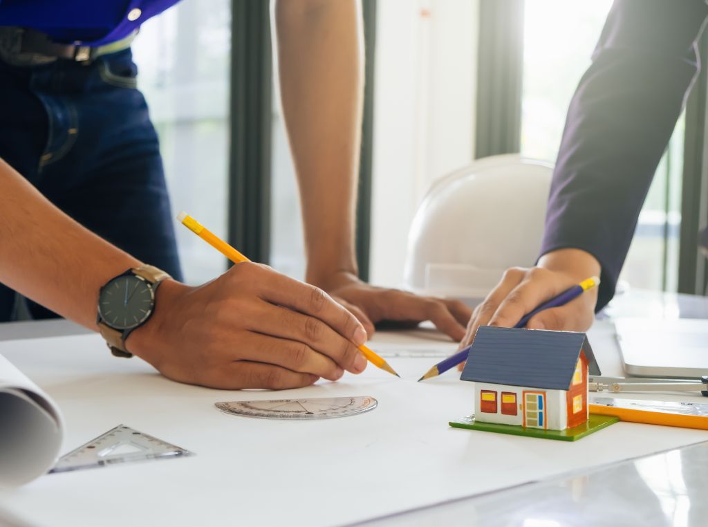 É por isso que a construtora precisa estar alinhada com o projeto acústico desde o início, garantindo que todos os elementos paredes, forros, pisos, esquadrias e revestimentos, sejam executados com precisão e integrados ao conceito sonoro do espaço.